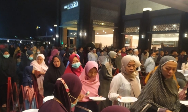 Akhir Ramadan, Ribuan Jamaah Berburu Lailatulqadar di Masjid Namira Lamongan
