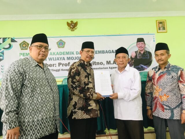 Kemenag RI Serahkan SK Pengelolaan STIT Raden Wijaya kepada PCNU Kota Mojokerto