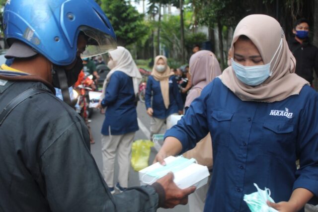Jelang Mayday, Produsen Air Minum di Jombang Berbagi Takjil dan Masker Gratis