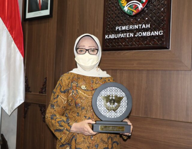 Pemkab Jombang Terima Penghargaan Pengelolaan DBHCHT Terbaik Tahun 2021