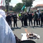 Demo Mahsiswa Tolak Kenaikan BBM di Blitar, Diakhiri Bakar Ban