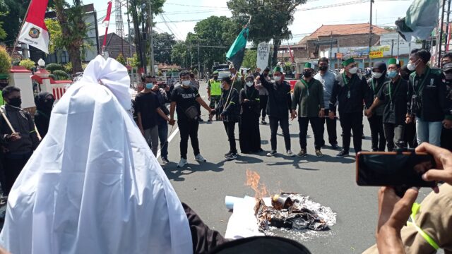 Demo Mahsiswa Tolak Kenaikan BBM di Blitar, Diakhiri Bakar Ban