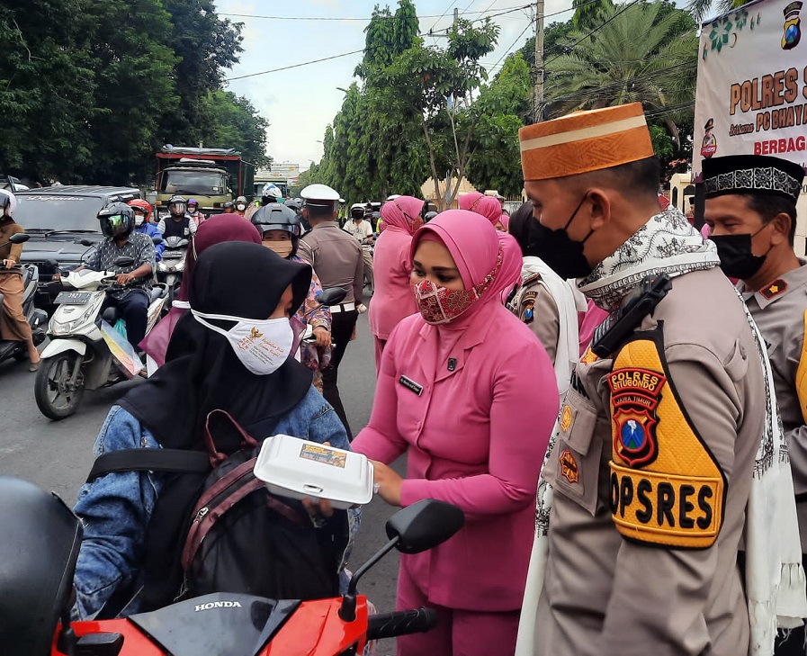 Polres Situbondo Bagi-bagi Ribuan Takjil Diiringi Lantunan Selawat