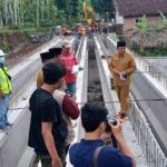 Ambruk Terdampak Banjir, Jembatan Bambu di Klungkung Diganti Beton, Bupati Jember Menjamin Awet