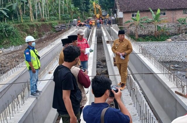 Ambruk Terdampak Banjir, Jembatan Bambu di Klungkung Diganti Beton, Bupati Jember Menjamin Awet