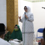 Bupati Mundjidah Tarawih di Masjid Baitul Muslimin Jantiganggong Perak Jombang