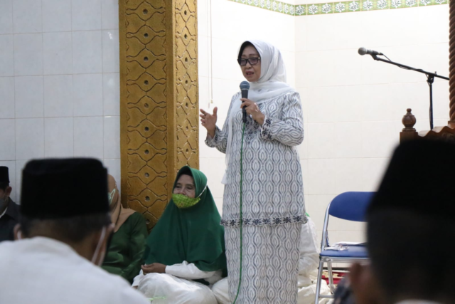 Bupati Mundjidah Tarawih di Masjid Baitul Muslimin Jantiganggong Perak Jombang