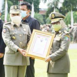 Bupati Jombang Mundjidah Wahab Terima Penghargaan Karya Bhakti Peduli Satpol PP