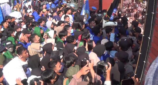 Demo Mahasiswa di DPRD Kabupaten Kediri Diwarnai Adu Dorong dengan Polisi