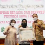 Dosen PLB Unesa Surabaya Terima Penghargaan dari Iriana Joko Widodo di Hari Kartini