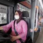 Peringati Hari Kartini, Driver Perempuan Suroboyo Bus Kenakan Pakaian Kebaya