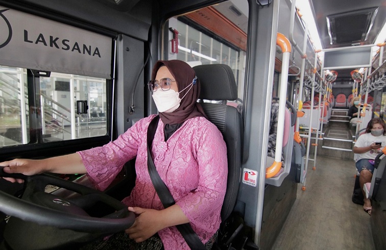 Peringati Hari Kartini, Driver Perempuan Suroboyo Bus Kenakan Pakaian Kebaya