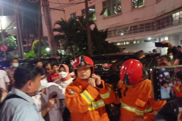 Kebakaran Tunjungan Plaza 5 Surabaya, Wali Kota Eri Cahyadi Ikut Padamkan