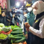 Tinjau Pasar Larangan Sidoarjo, Gubernur Khofifah: Suplai Bahan Pokok Ramadan Stabil!