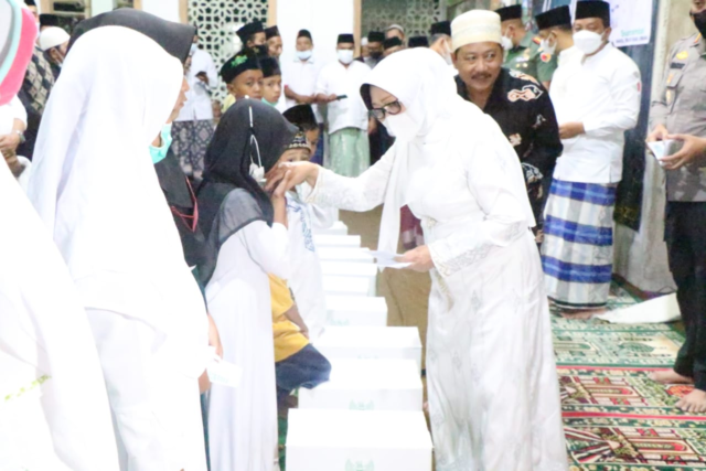 Safari Ramadan, Bupati Jombang Beri Santunan Anak Yatim dan Kaum Duafa