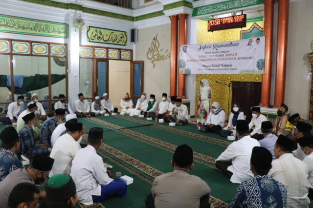 Bupati Jombang Salat Tarawih dan Pantau Vaksinasi di Masjid Baitul Makmur Kecamatan Ngoro