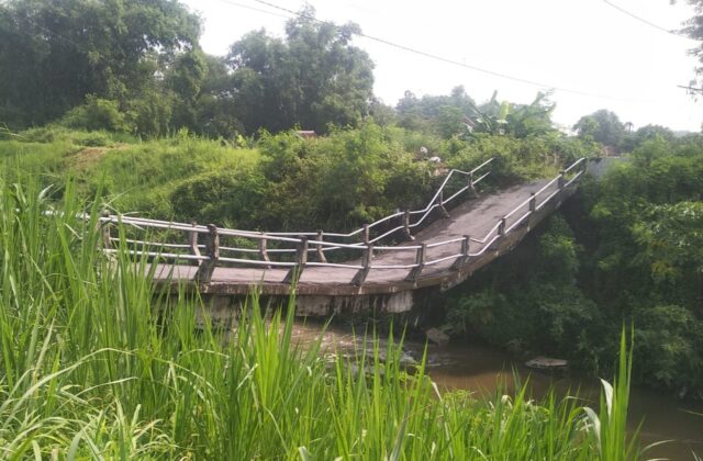 Jembatan Barongsawahan Jombang Ambles Dua Tahun Masih Terbengkalai