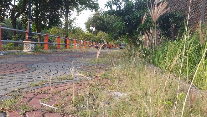 Taman Jembatan Ujung Galuh Surabaya Dibiarkan Tidak Terawat