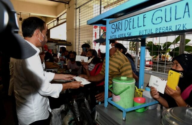 Kunjungi Pasar Tambah Rejo Surabaya, Presiden Jokowi Pastikan Bantuan Tepat Sasaran