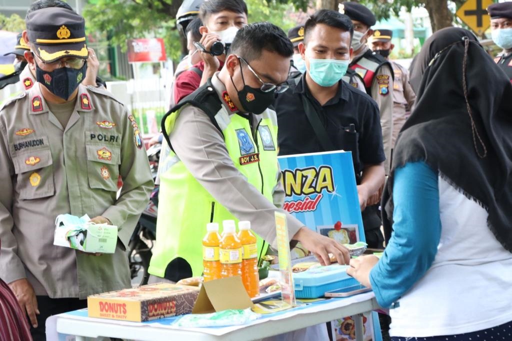 Kala Kapolres Nganjuk Borong Dagangan PKL Sembari Patroli Ramadan