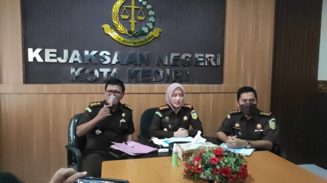Dua Tersangka Korupsi BPNT Kota Kediri Dilimpahkan Pengadilan Tipikor Surabaya