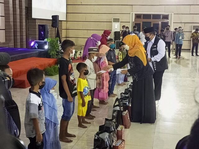 Datang ke Jember, Khofifah Apresiasi Kegiatan Sosial Pemuda dengan Berbagi di Bulan Ramadan