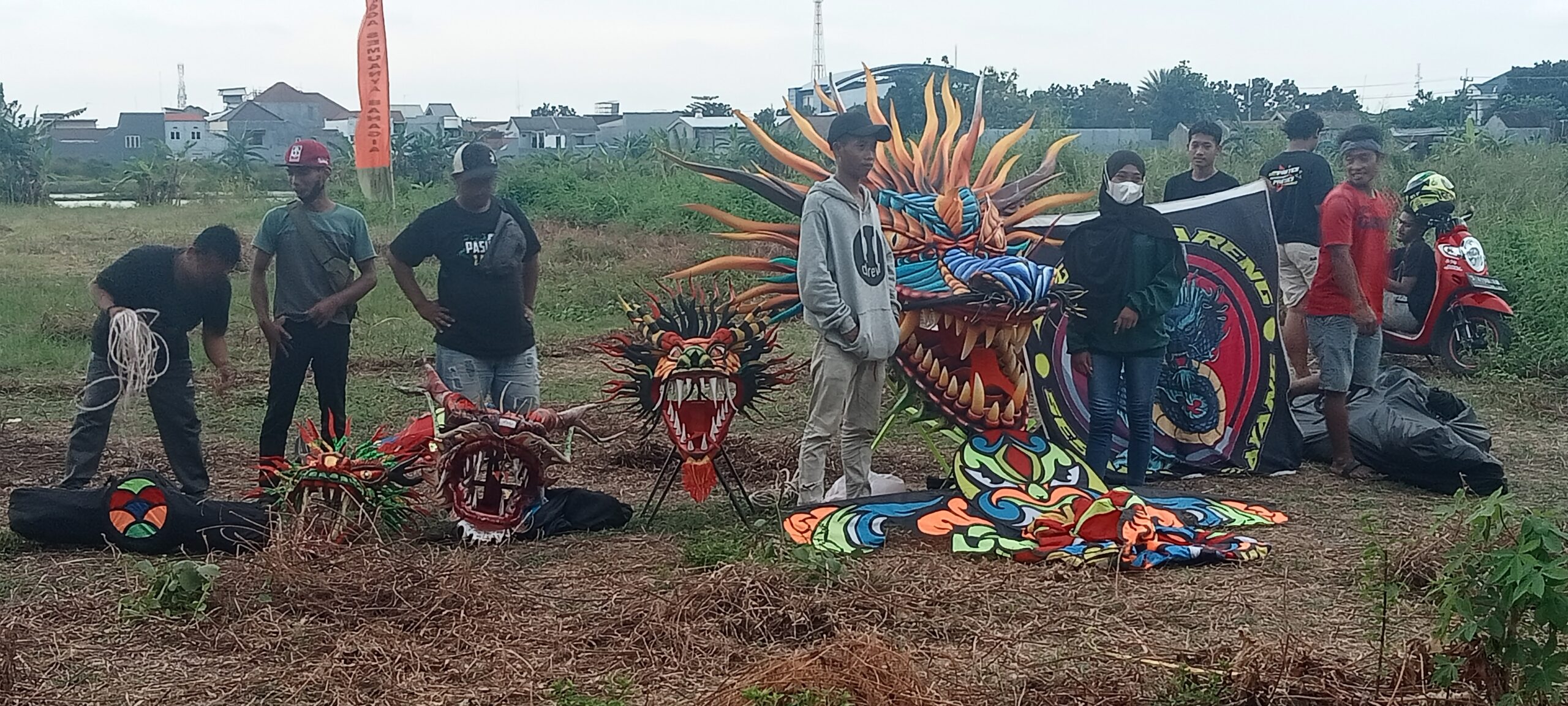 Warga Lamongan Ngabuburit Sambil Terbangkan ‘Naga’