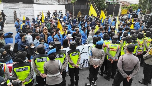 Tuntut Turunkan Harga Migor dan BBM, Massa PMII Demo di Depan DPRD Kabupaten Kediri