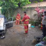 Diduga Korsleting Kelistrikan, Sebuah Mobil Sedan di Kediri Terbakar