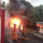 Mobil Jenis MPV di Jember Terbakar Sopir Kabur Masih Dicari Polisi