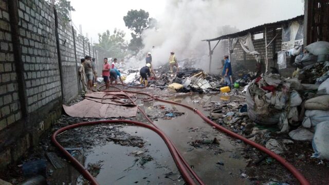 Gegara Petasan, Tumpukan Barang Rongsokan di Mojoagung Jombang Ludes Terbakar