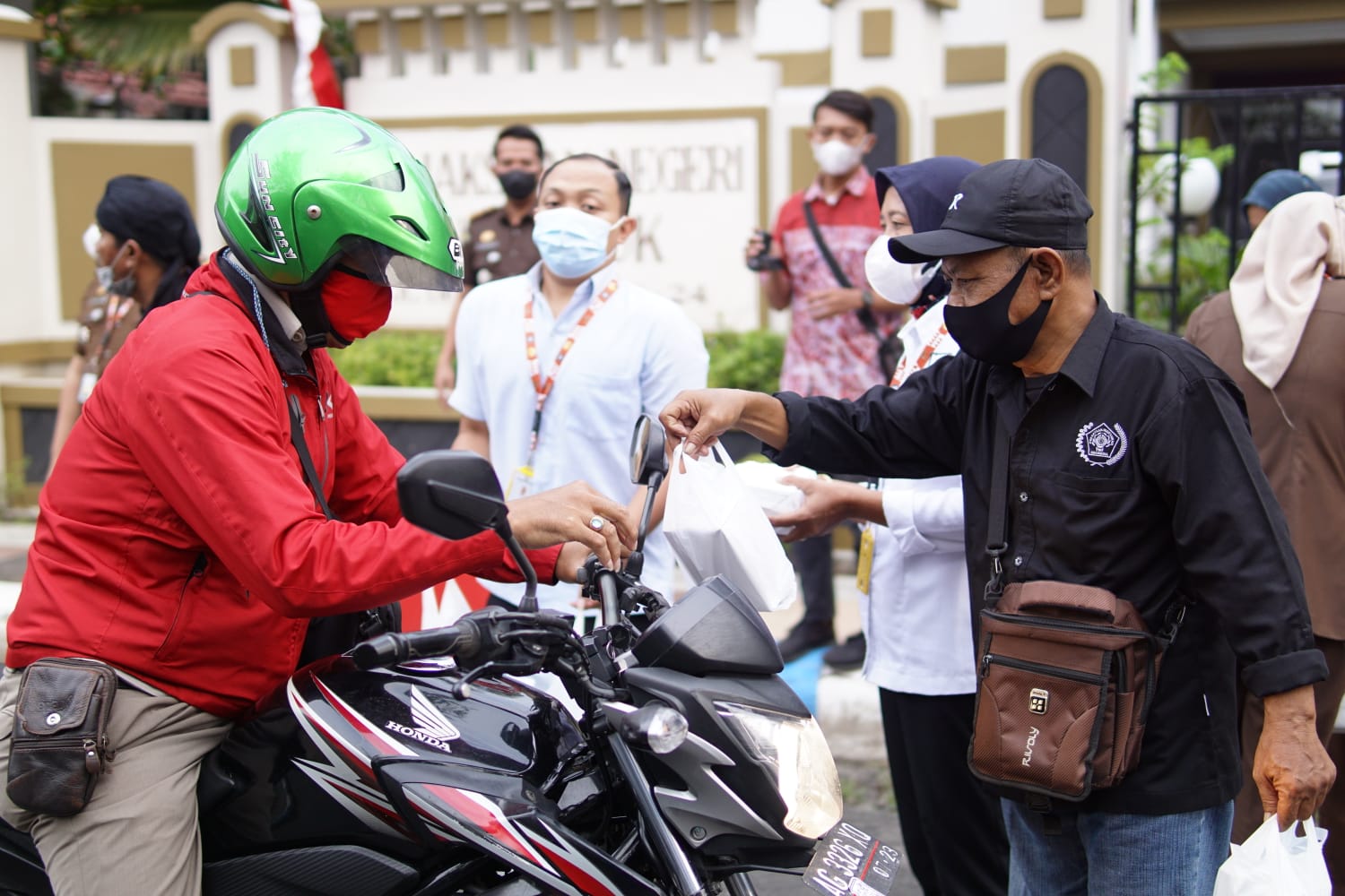 Gandeng PWI dan IJTI, Kejari Nganjuk Kembali Bagikan Takjil ke Warga