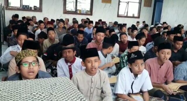 Ramadan Santri Ponpes Al Aqobah Jombang, Ngaji Kitab KH Hasyim Asy’ari Secara Bilingual