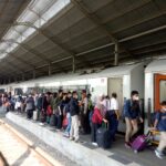 Stasiun KA Jombang Dipadati Pemudik Santri Pondok Pesantren