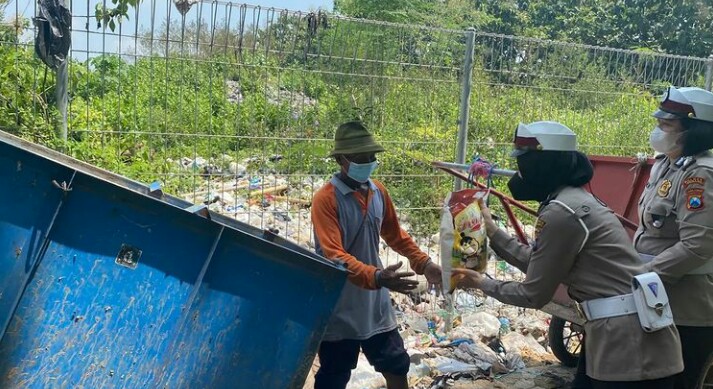 Jalin Harmonisasi dengan Masyarakat, Satlantas Polres Jombang Berbagi di Bulan Ramadan