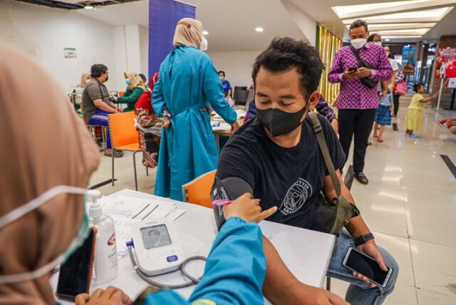 Jadi Syarat Perjalanan Domestik, Vaksinasi Booster di Kediri Mall Diserbu Warga