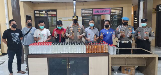 Bawa Ratusan Botol Arak Bali, Dua Pemuda Jember Diciduk di Mojokerto