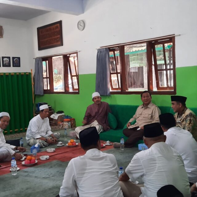 Kunjungi Sahabat Lama, Menhan RI Prabowo Silaturrahmi ke Ponpes Wali Songo Situbondo 