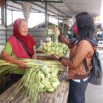 Penjual Ketupat Musiman di Kediri Mulai Membanjiri Pasar