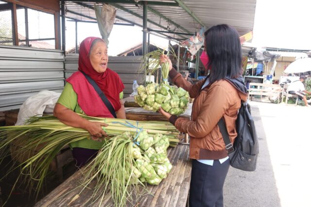 Penjual Ketupat Musiman di Kediri Mulai Membanjiri Pasar