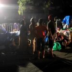 Pedagang Pasar Nhadiluwih Kediri Berusaha Menyelamatkan Barang Dagangan
