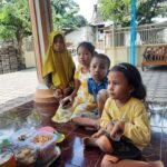 Menjadi Buruh Cuci Pakainan Tetangga Demi Merawat Tiga Cucunya yang Yatim Piatu