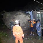 Batu Besar Jatuh dari Bukit, Satu Keluarga di Situbondo Nyaris Jadi Korban