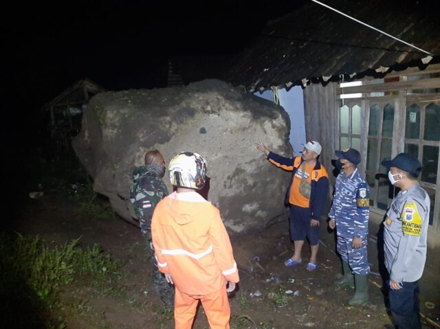 Batu Besar Jatuh dari Bukit, Satu Keluarga di Situbondo Nyaris Jadi Korban