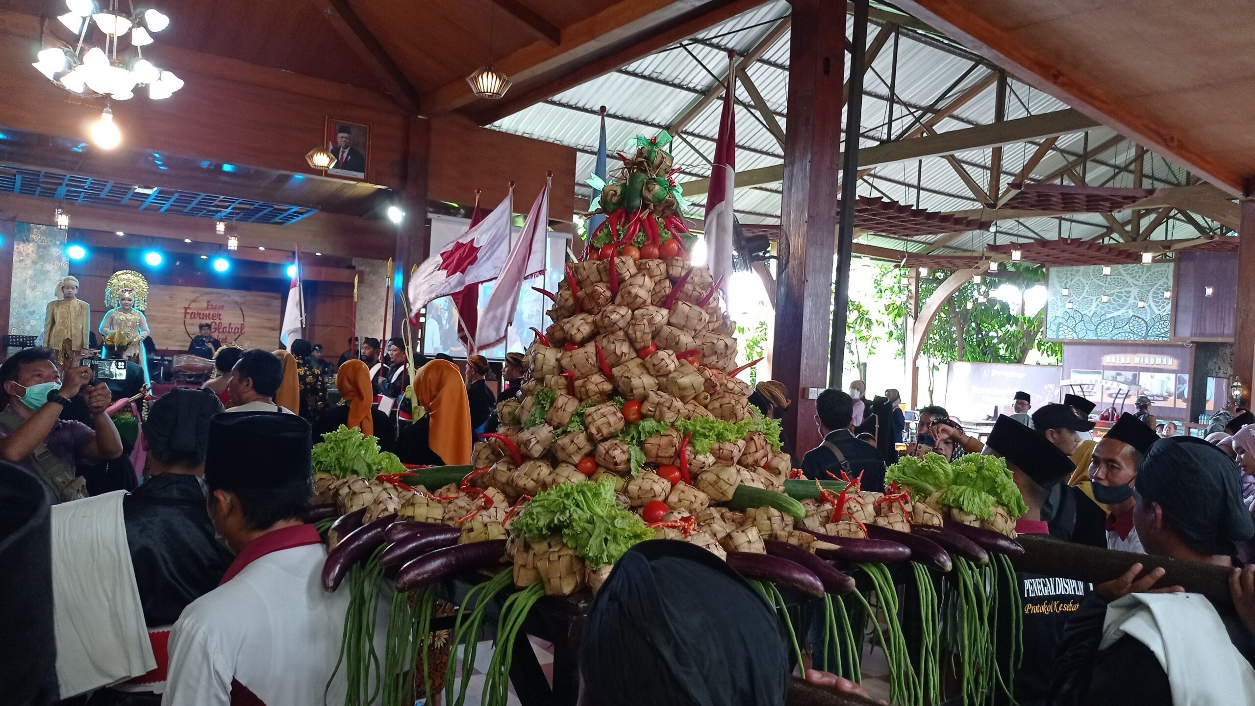 Kampung Coklat Blitar Membagi 1800 Ketupat Coklat