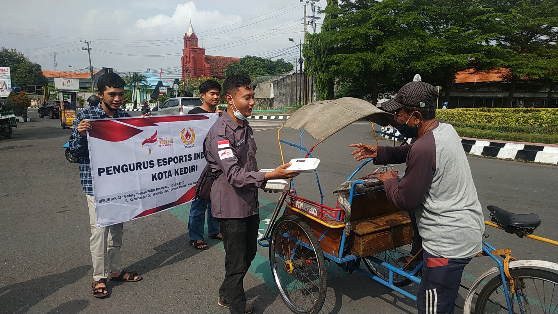 Pengurus dan Atlet E-Sports Kota Kediri Bagikan Nasi Bungkus ke Tukang Becak