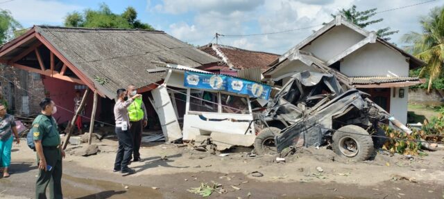 Diduga Rem Blong, Dump Truk di Pasuruan Tabrak 2 Motor Hingga Rumah Warga