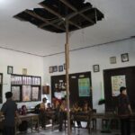 Siswa SDN di Jombang Belajar di Tengah Ancaman Atap Ruang Kelas Ambruk