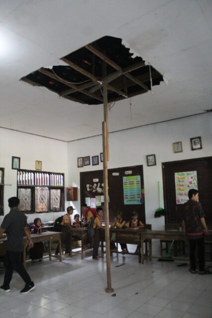 Siswa SDN di Jombang Belajar di Tengah Ancaman Atap Ruang Kelas Ambruk