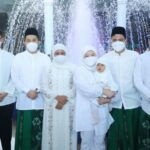 Gubernur Khofifah dan Keluarga Salat Idul Fitri di Masjid Al Akbar Surabaya